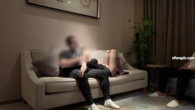 真实绿帽淫妻大神【ROSEWU】老婆被操，老公旁边撸管，老婆是真会叫，不知道是不是被干的太爽了