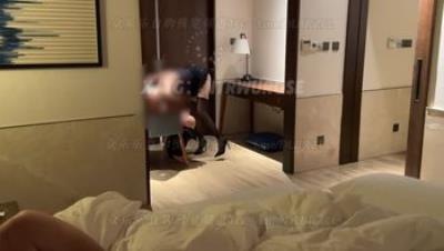 新晋高质量NTR绿帽夫妻明星颜值极品人妻「ROSEWU」一起去酒吧喝酒喝多到酒店睡死了，结果老婆被兄弟操喷了，还被拍下来