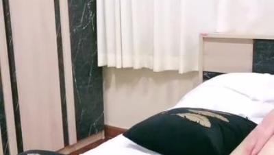 满背纹身双马尾清纯萌妹，幸福老哥操到这样极品，吸吮舔屌口活很棒，主动骑乘扭动细腰，趴着后入操的浪叫