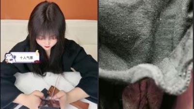 骚气靓妹主播『百虎饭饭』正常直播时第二视角超清情趣内内露逼掰穴诱惑 人如其名还有不少白毛