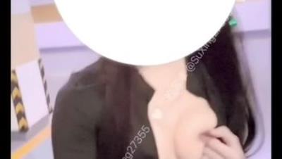 04年杭州打工母狗【小雨绵绵】付费福利②，酷爱露出，天台楼道停车场大马路，全裸狗爬，自慰喷水