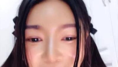 有气质的极品少妇，全露脸无毛白虎逼跟狼友撩骚互动，道具抽插骚穴特写展示，把自己搞喷了，精彩刺激别错过