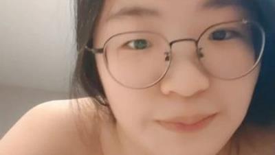 带母狗学妹开房激情啪啪直播，全程露脸乖巧听话各种舔弄大鸡巴，无毛白虎逼无套插入，后入骚臀边打边草真骚