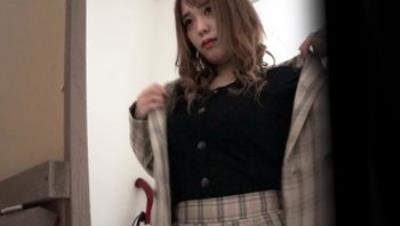 商场内衣专卖店，多角度偷拍换衣间小姐姐试穿奶罩和瑜伽裤，还挺干净的，完事用湿巾擦擦身体