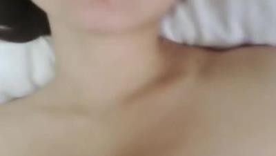 【請叫我英雄】发骚少妇 逼里插道具自慰呻吟 口交大鸡巴舔蛋蛋，主动上位抽插爆草