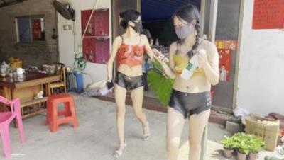 天花板露出狂人御姐【cikaimoon】付费⑧，现代皇帝新装，大白天赤裸裸走路，路边人表情亮了(2V)2