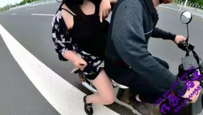 硬核户外真实勾引骚女【性感小猫咪】33G付费①，理发店公园勾引抠逼喷水，有人直接做爱