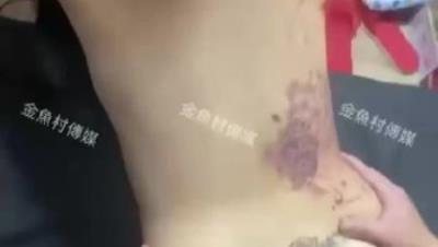 顶级淫妻【金童锺】“你的鸡巴太大了，操起来好痛哦”单男对这种少妇真的是没有一点抵抗力