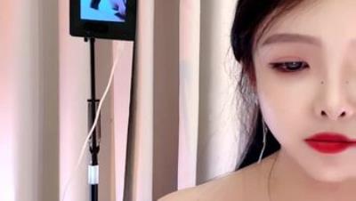 高颜值姐妹花车模「莎莎」带闺蜜和榜一大哥3P深入交流，两个大长腿轮流坐屌，骚话连连，后