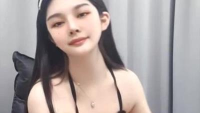 丝袜露脸无毛逼穿着情趣装诱惑狼友的小少妇，淫声荡语互动撩骚揉奶玩逼道具自慰呻吟，精彩刺激不要错过真嗨