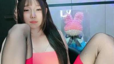 黑丝露脸爽到尖叫的铁锤妹妹精彩小秀，跟狼友撩骚互动揉奶玩逼，高频跳蛋塞逼里让狼友调教，表情好骚真刺激