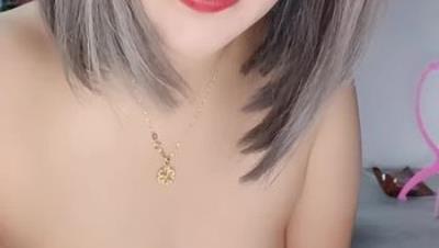 新来的短发御姐全程露脸激情大秀，情趣女仆诱惑跟狼友互动撩骚，揉奶玩逼特写展示，坐插假鸡巴表情好骚刺激