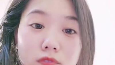 小背心丁字裤清秀新人小姐姐，喜欢玩诱惑，撩起衣服露奶子扭动，揉搓拍打多毛骚穴，掰穴特写小逼很紧致