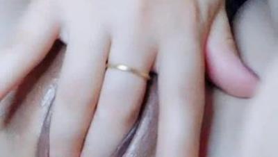 跟一个哺乳期奶妈做爱，吃奶舔逼跪舔大鸡巴，用奶水滋润大鸡巴，无套插入骚穴淫声荡语浪叫不止水嫩骚逼特写