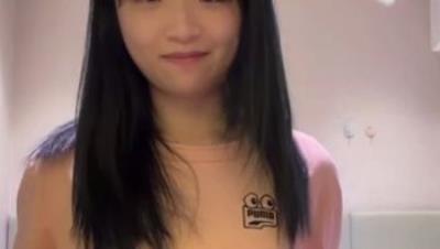 云盘高质露脸泄密，阿黑颜式苗条小可爱被邪恶叔叔干的面目扭曲，洗澡造爱换衣完全曝光