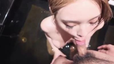 60W粉丝网黄潮妹「kitty」露脸性爱私拍，冬天粉丝约了泡温泉，到底是要泡还是要炮啊，被强制深喉射了一喉咙的精液