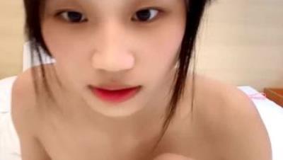 黑蜘蛛小骚妹全程露脸跟小哥在电竞酒店激情啪啪，让小哥无套爆草浪叫呻吟表情好骚，射在奶子上让小哥舔逼