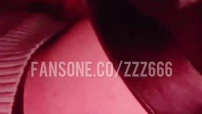 专攻高颜值网红台湾泡良大神「郑原创」FO私拍，极品小模沙发篇，Q弹妹尻女上骑乘，摇完内射，还要自己吃干净，真是完美骚货！