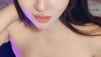 黑丝露脸极品少妇镜头前的诱惑，撩骚互动狼友揉奶玩逼，道具抽插骚穴，浪叫呻吟表情销魂又刺激精彩不要错过