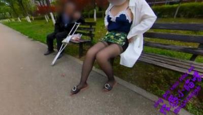 【街头勾引】性感少妇露出自慰勾引瘸腿老头，这样够反差吗？