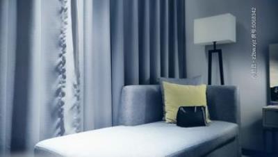 七天探花_深夜场黑衣短发妹，樱桃小嘴卖力口交，激情啪啪抱起来干