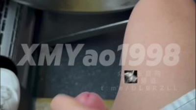 性爱大师95后绿帽情侣美腿女王「汐梦瑶」《公交车露出打飞机》在对面阿姨眼皮子底下打飞机，射到高跟鞋里，再穿鞋走一圈