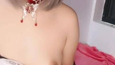 高颜值短发极品御姐女仆情趣诱惑，撩骚互动听指挥脱光光揉奶玩逼，口交假鸡巴道具抽插掰开给狼友看特写好骚