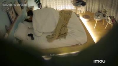 主题酒店针孔真实偷拍，艺校年轻小情侣脱光光激情造爱，美女身材一流，蜂腰翘臀连续肏2炮