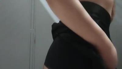 在商场试衣间里自慰