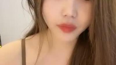 黄色战袍校花女神「甜奶汐」，让人梆硬的身材，一看就是个淫妇，白虎馒头逼，不干个几个小时满足不了