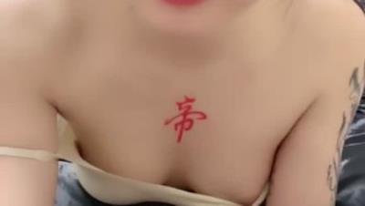 蝴蝶唇刺青叛逆小太妹【瑶瑶饿了】极度反差零距离，疯狂抠逼自慰