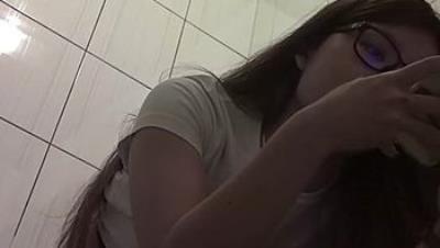 快餐店女厕真实偷拍，超多小姐姐方便，闷骚眼镜妹的豹纹透明内裤简直太撩人了