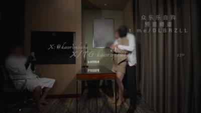 【绿帽狂喜】万粉绿帽淫妻「烤肉爸爸」《晋升交易》夫人主动献身领导，为我赢得晋升机会“夫人，你也不想你的老公失去工作吧？”