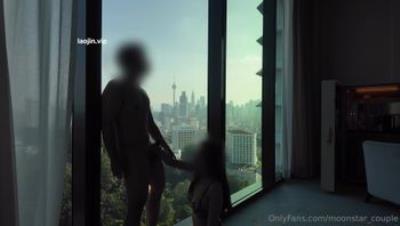 淫妻大神【MoonStar星月夫妻】清晨在酒店刚醒，被单男拉到落地窗前啪啪，风情万种