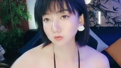 丝袜高跟露脸风骚的人妻少妇，漏奶情趣装扮诱惑狼友激情大秀，逼里塞着跳蛋自慰呻吟，肥美的无毛白虎真刺激