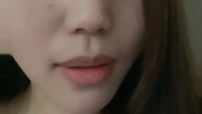 黄色战袍校花女神「甜奶汐」，让人梆硬的身材，一看就是个淫妇，白虎馒头逼，不干个几个小时满足不了！