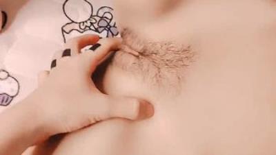 乖巧小可爱被大哥玩逼给狼友看，特写展示抠逼玩奶口交大鸡巴，大粗鸡巴各种体位蹂躏小骚逼，浪叫呻吟不止