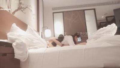 双马尾小母狗『三岁小宝宝』JK水手服被胖叔叔爆操，双腿夹紧肉压操嫩穴 一览小淫娃娇羞的模样 (1)