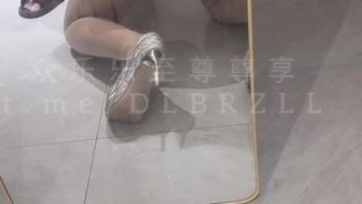 极品丝袜淫妻「寻欢作乐」原创夫妇性爱记录，第一人称视角性爱沉浸式淫妻，画质虽然一般，但贵在真实