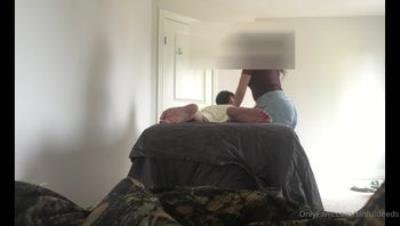 预约上门女按摩师自愿献身韩国大屌痞子「sinfuldeeds」OF私拍，印度女技师“你会害我被炒鱿鱼”“我不会说”