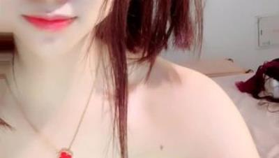 逼逼粉嫩的纯情小妹全程露脸大秀直播，无毛白虎很是性感，撅着屁股看特写，跳蛋自慰呻吟可射旁边还有好姐妹