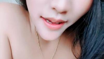 闷骚的小少妇全程露脸深夜发骚诱惑，淫声荡语听指挥，伸着舌头要舔狼友大鸡巴，揉奶玩逼跳蛋自慰叫的好骚啊