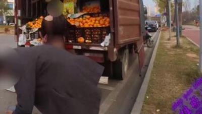 【人前露出】穿透明情趣内衣去路边买水果