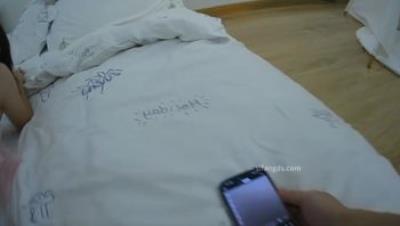 7月新品，摄影大师【少女时代】约拍05年172大学生兼职做模特，拍着拍着学妹流水，直接跳蛋伺候暴力搞出血了