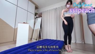 【SSRPeach】台湾清华大学外文系臀后健身教练「Ellie」OF剧情私拍，台湾女瑜伽教练教你练深蹲，就是用肥臀骑乘榨汁啊