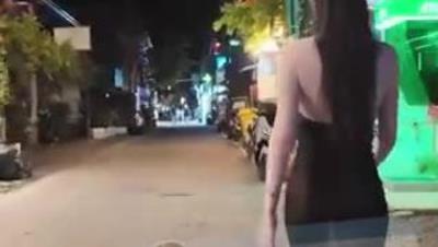 顶级九头身御姐【RenXing】超级大胆爱露出的反差婊，公共场合人前M腿露出自慰