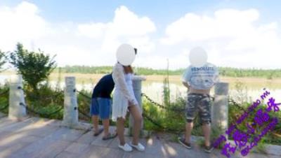 【户外做爱】我和两个男人在人行道上做爱，被人看见了