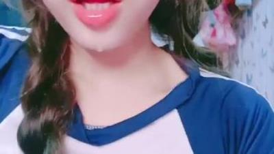 淫荡指数9分，眼镜美少女顶级蜜桃美臀高跟鞋美腿两根手指猛扣穴水声哗哗一直流出 拿出假屌抽插