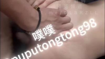 新晋原创约啪大神，05土象纯爱体育生「噗噗通通」超级风骚熟女母狗，在与自己相差二十岁年级的肌肉猛男胯下呻吟娇