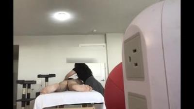 预约上门女按摩师自愿献身韩国大屌痞子「sinfuldeeds」OF私拍，⑤约韩国眼镜娘终于本垒，小穴超紧很快被夹射